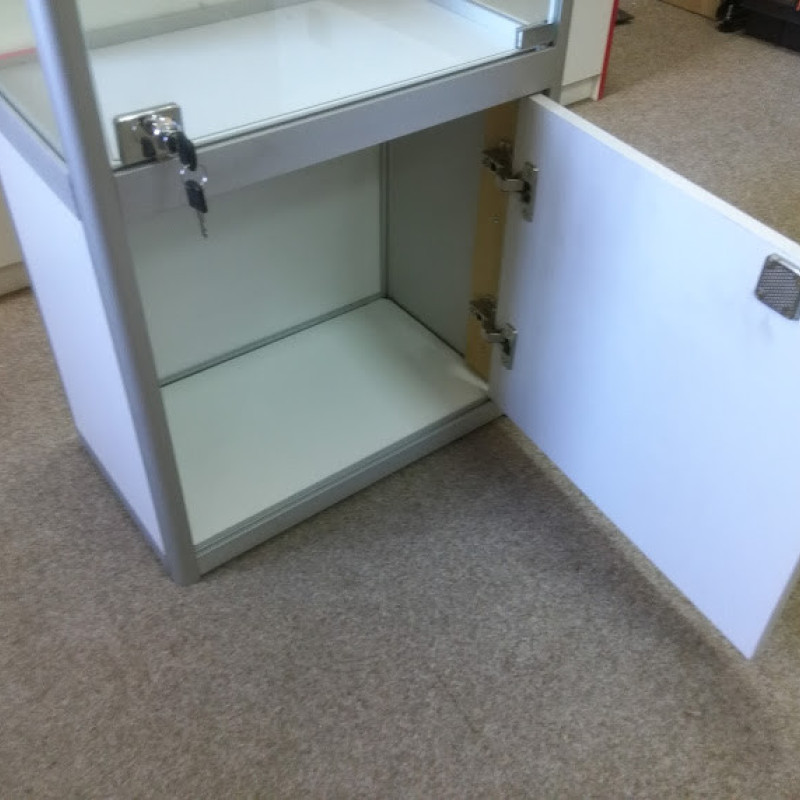 Вітрина з профілю вузька